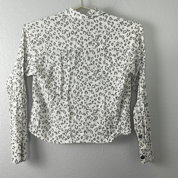 Abercrombie & Fitch White Snow Leopard Cropped Shirt - Picture 9 of 9
